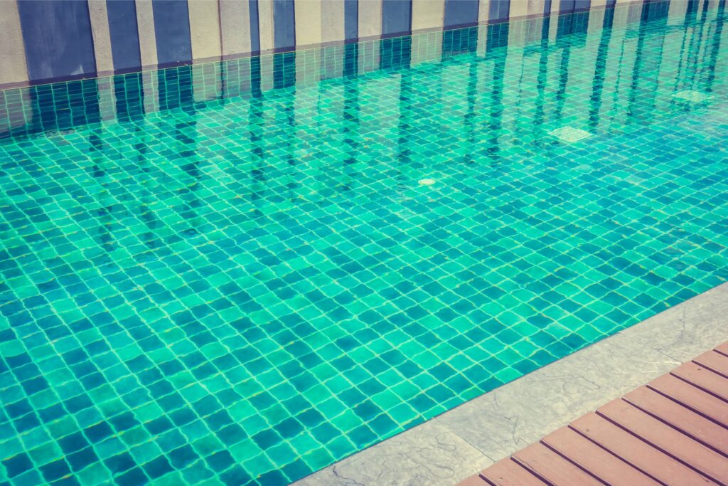 Agua verde en la piscina