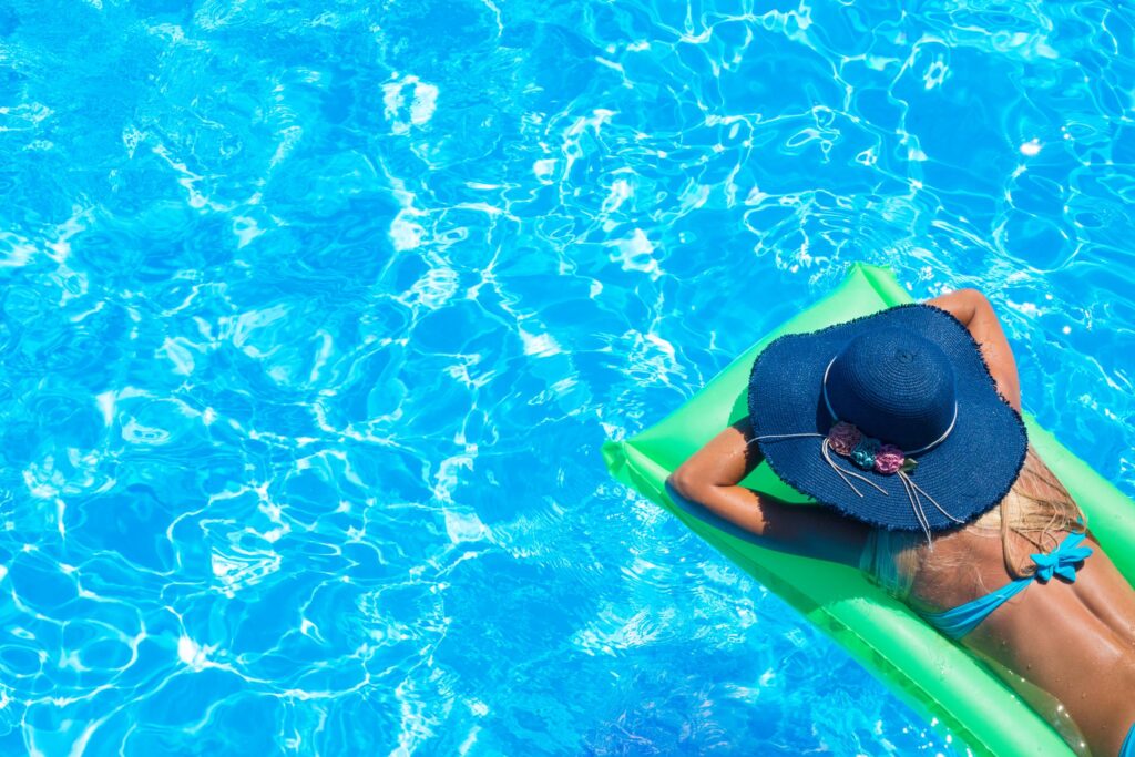 Persona en la piscina